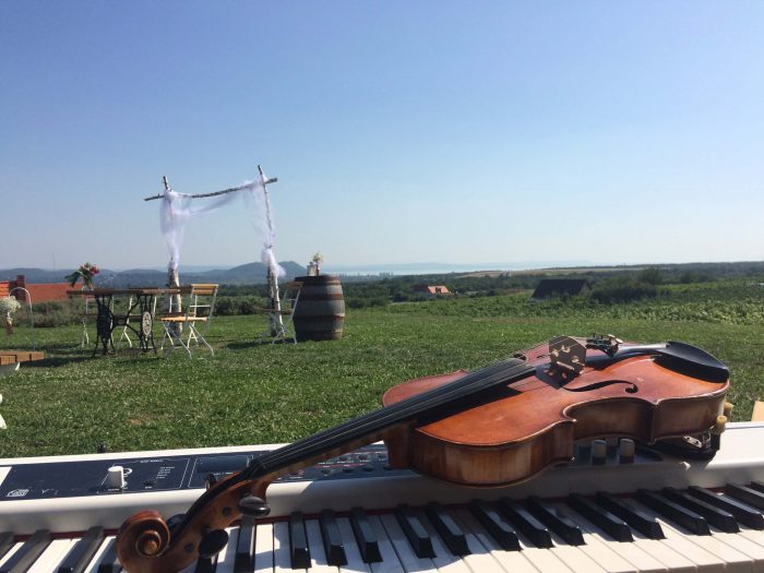 Hegedű a dombtetőn, esküvői zene Balatonfüred